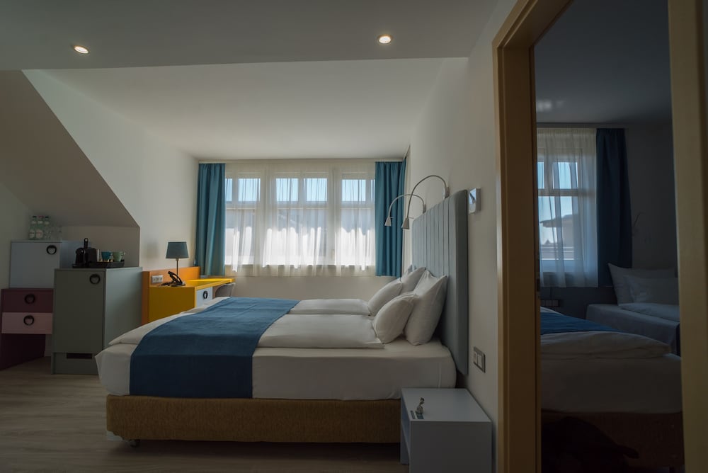 Quadruple Room with Air Conditioner - Photo 1