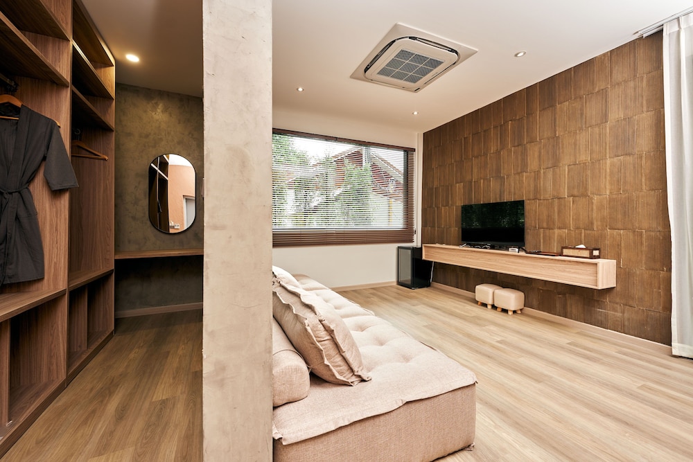 Family Room 1 - Photo 7