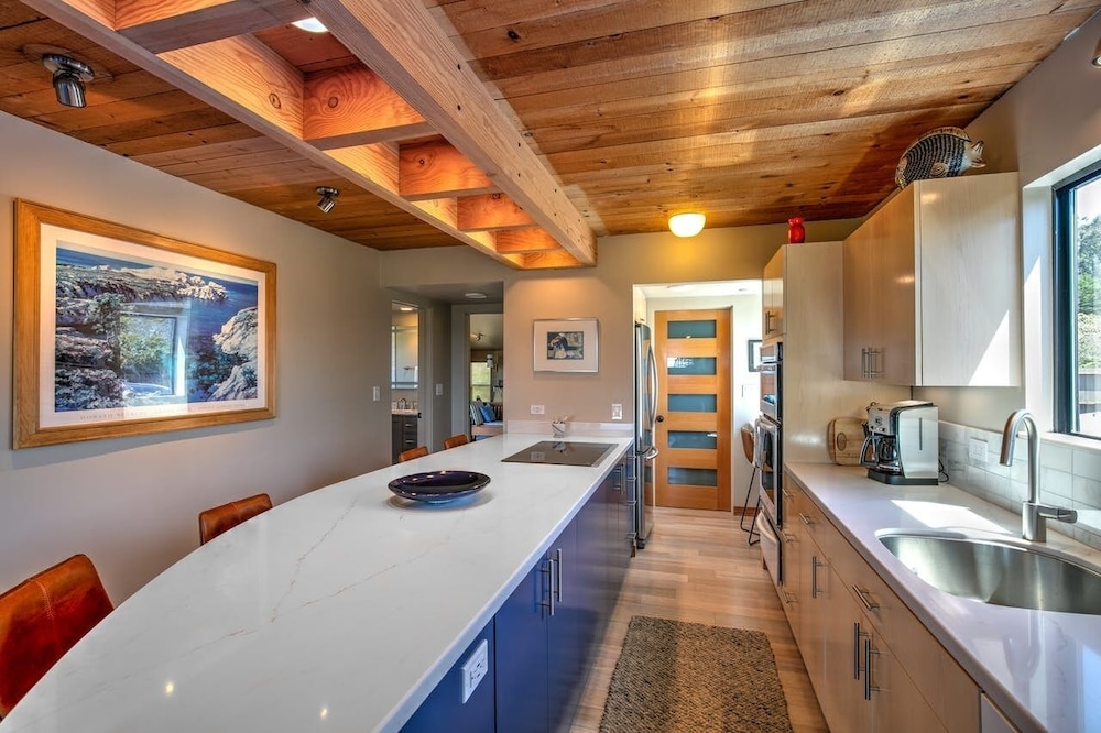 House, Multiple Beds, Hot Tub, Partial Ocean View photo 2
