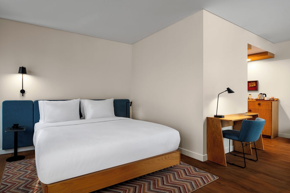 Classic Room, 1 King Bed, Non Smoking photo 2