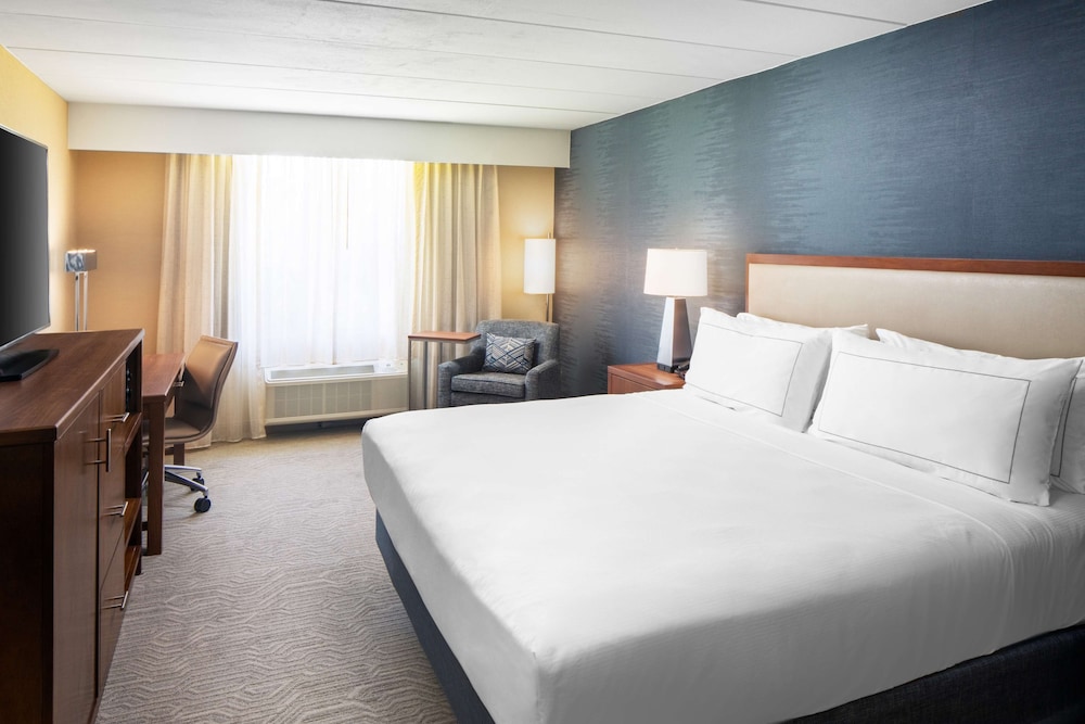 Room, 1 King Bed, Accessible (Hearing) - Photo 2