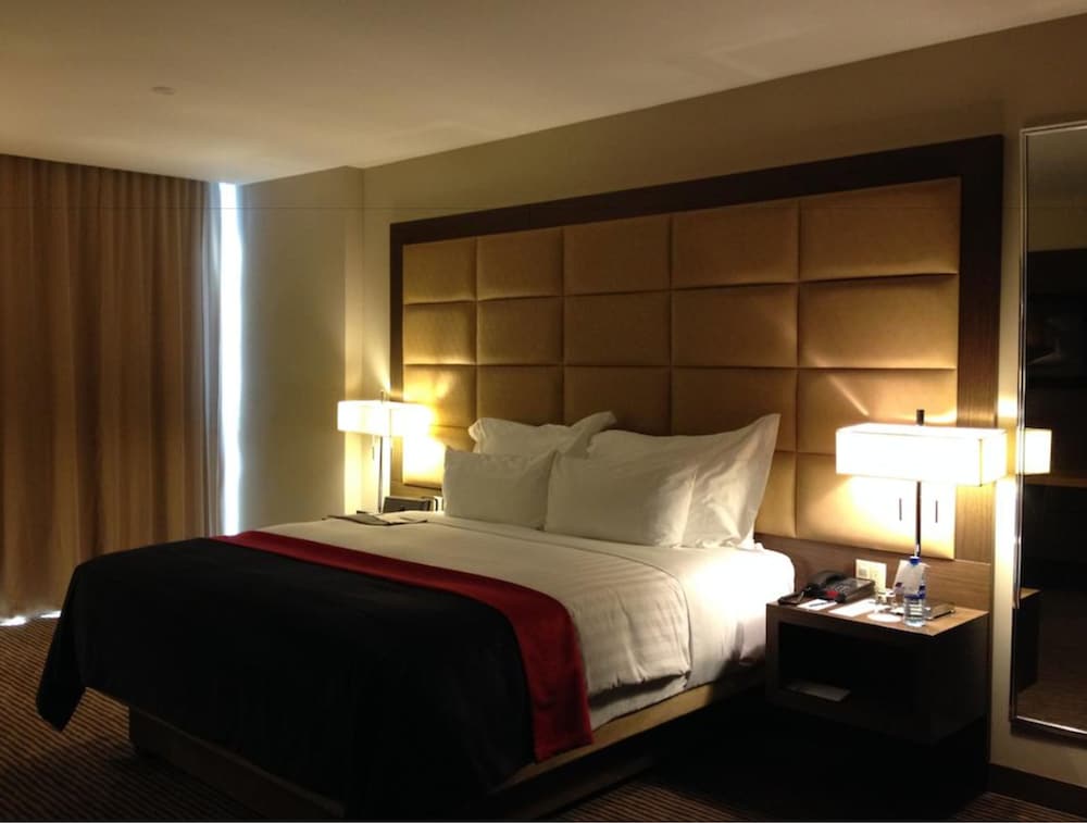 Suite, 1 King Bed, Ocean View, Corner photo 2