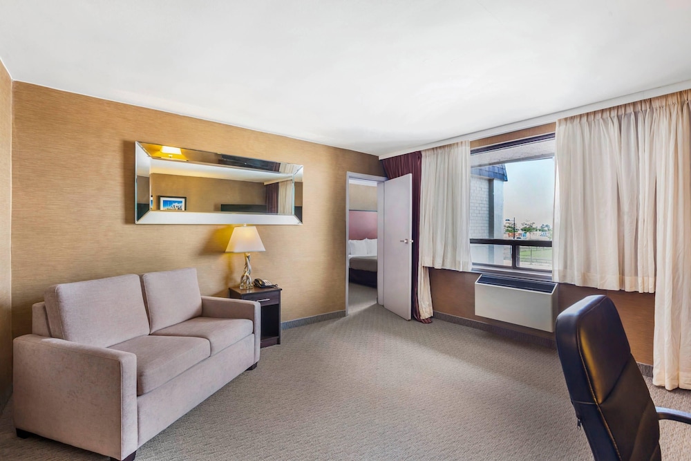 Suite, Multiple Beds, Non Smoking (Upgrade) photo 3