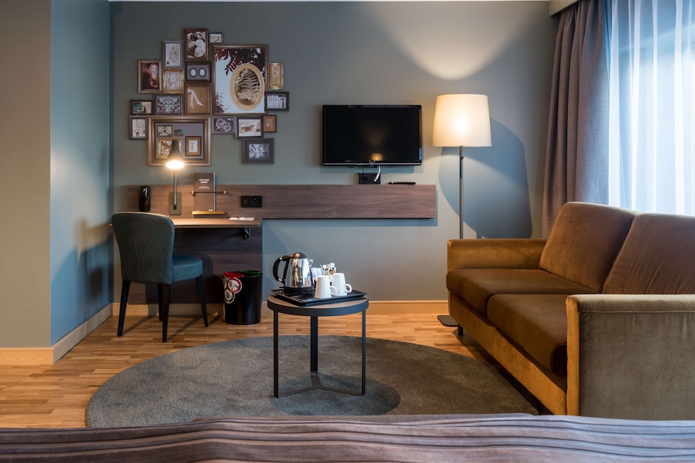 Family Room (Four) thumbnail 6