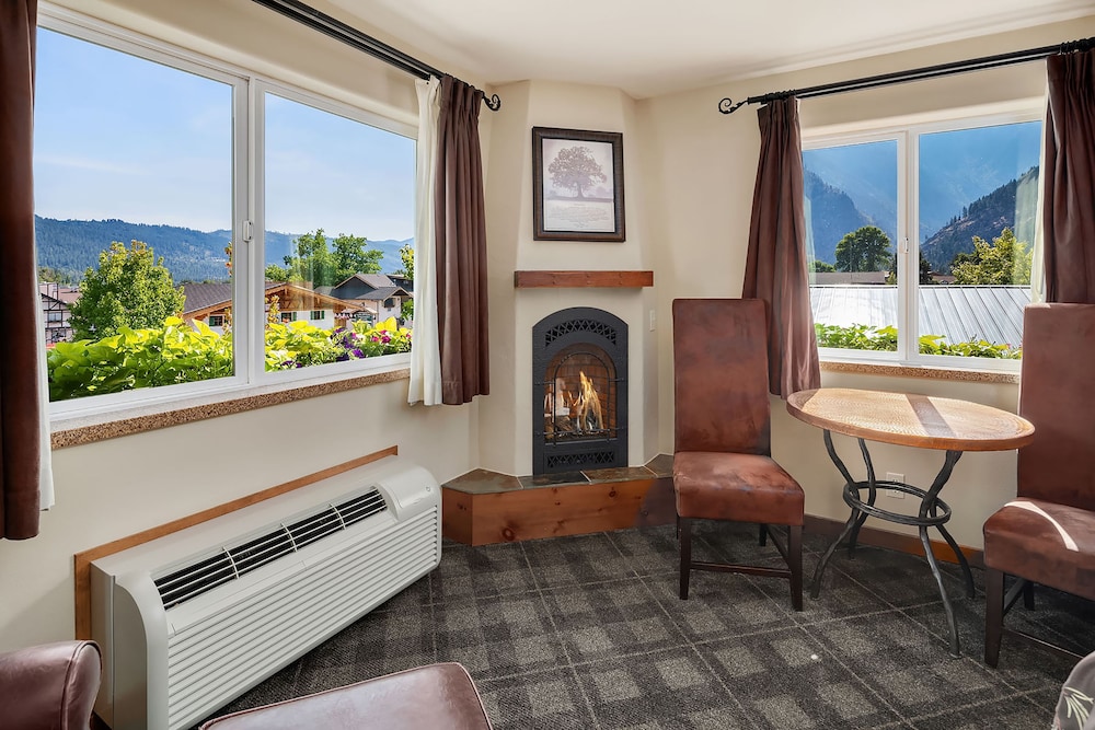 Room, 1 King Bed, Fireplace (Village View) photo 2