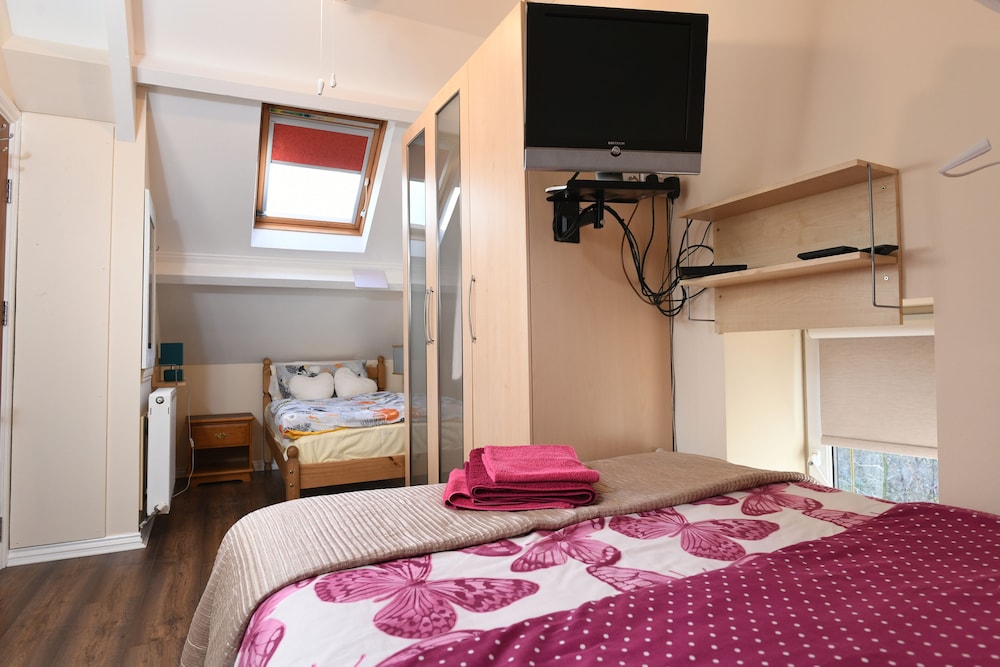 Economy Triple Room photo 3