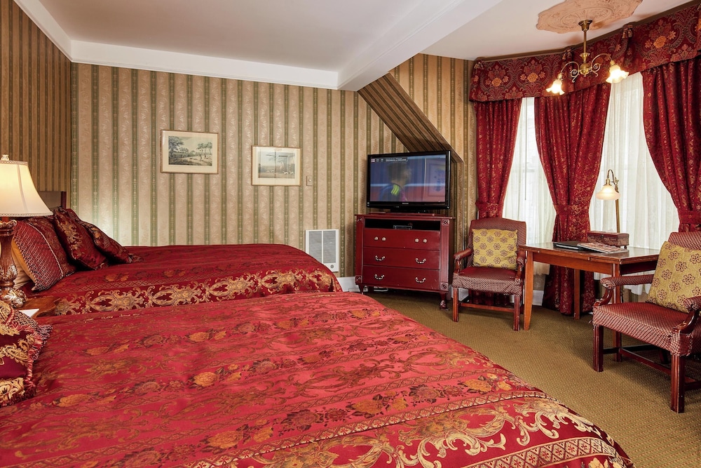 Standard Room, 2 Queen Beds, Roll-in Shower