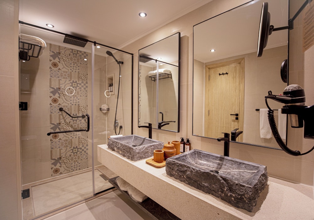 Junior Jacuzzi Suite (Posh Club) photo 3
