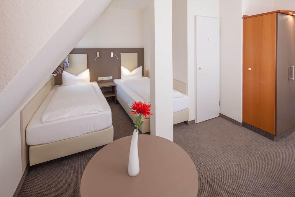 Economy Twin Room, 2 Twin Beds photo 3