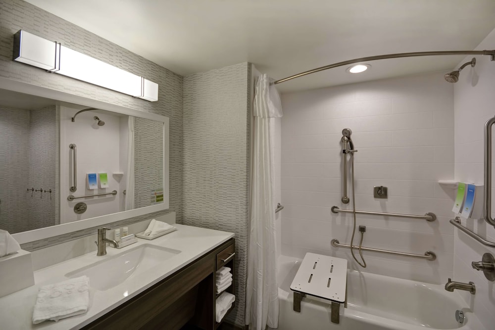 Studio, 2 Queen Beds, Accessible, Bathtub photo 3