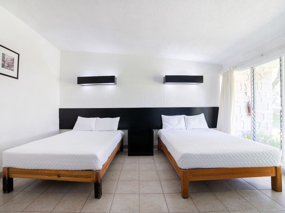 Standard Room, 2 Queen Beds photo 3