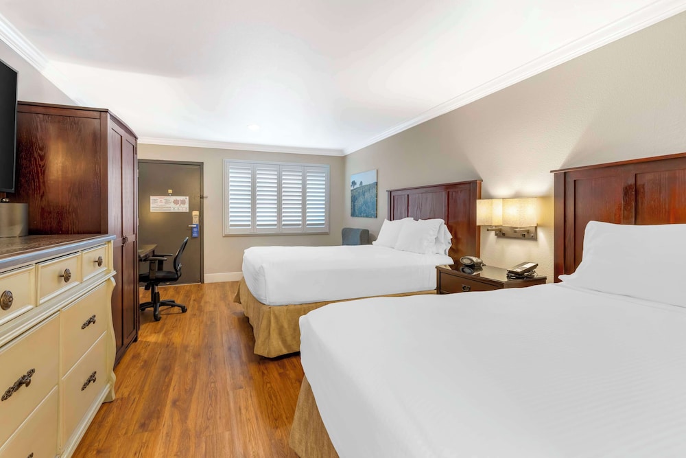 Standard Room, 2 Queen Beds, Accessible, Non Smoking (Walk-in Shower) - Photo 4