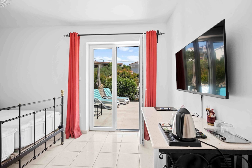 Classic Double Room, 1 Queen Bed, Private Bathroom, Garden View photo 1