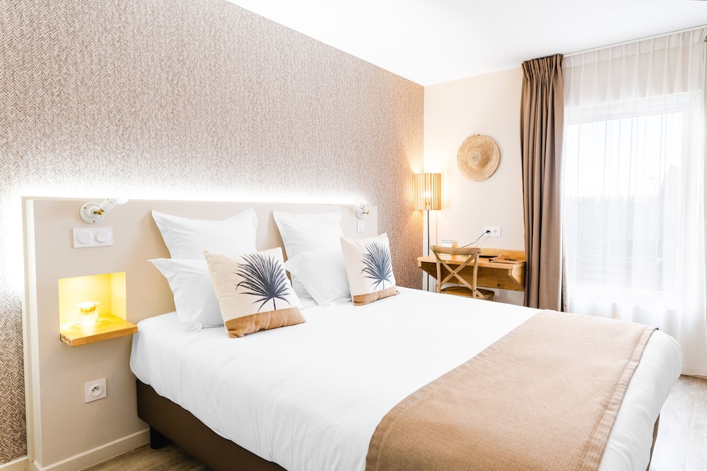 Deluxe Double Room, City View - Photo 35