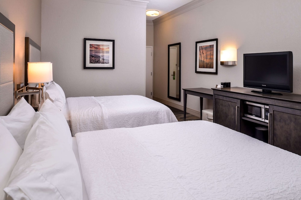 Standard Room, 2 Queen Beds, Non Smoking - Photo 5