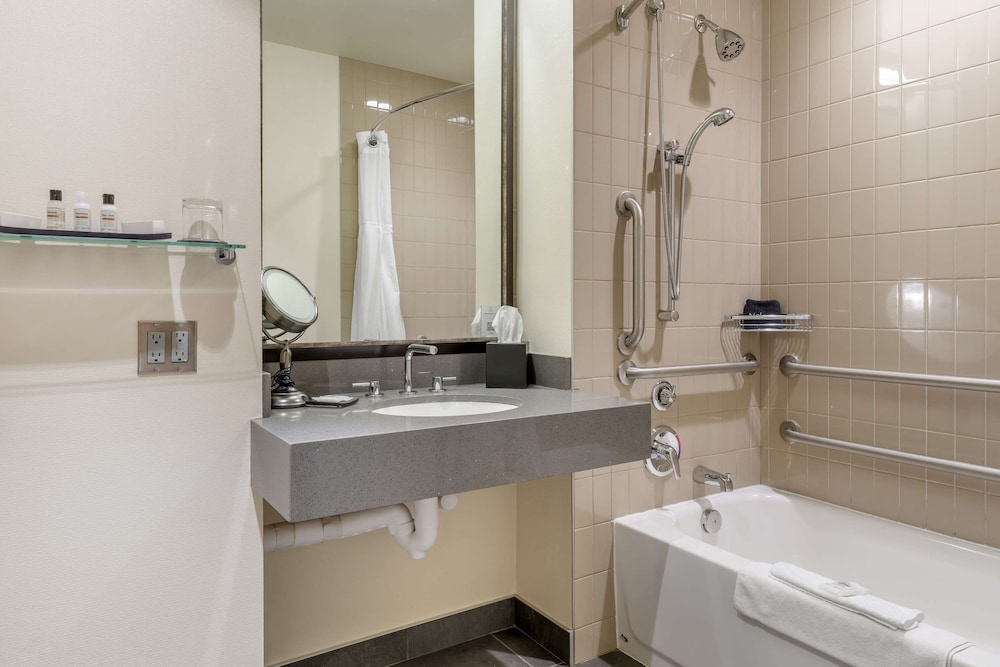 Suite, 2 Queen Beds, Accessible, Bathtub