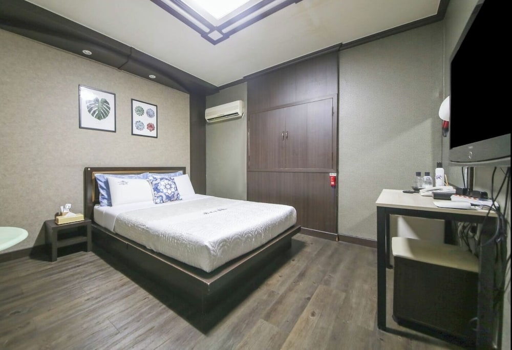 Basic Double Room, 1 Queen Bed photo 1