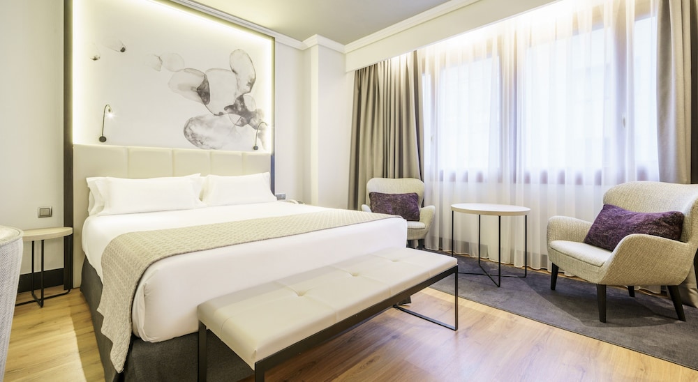 Junior Suite, 1 Queen Bed with Sofa bed - Photo 3