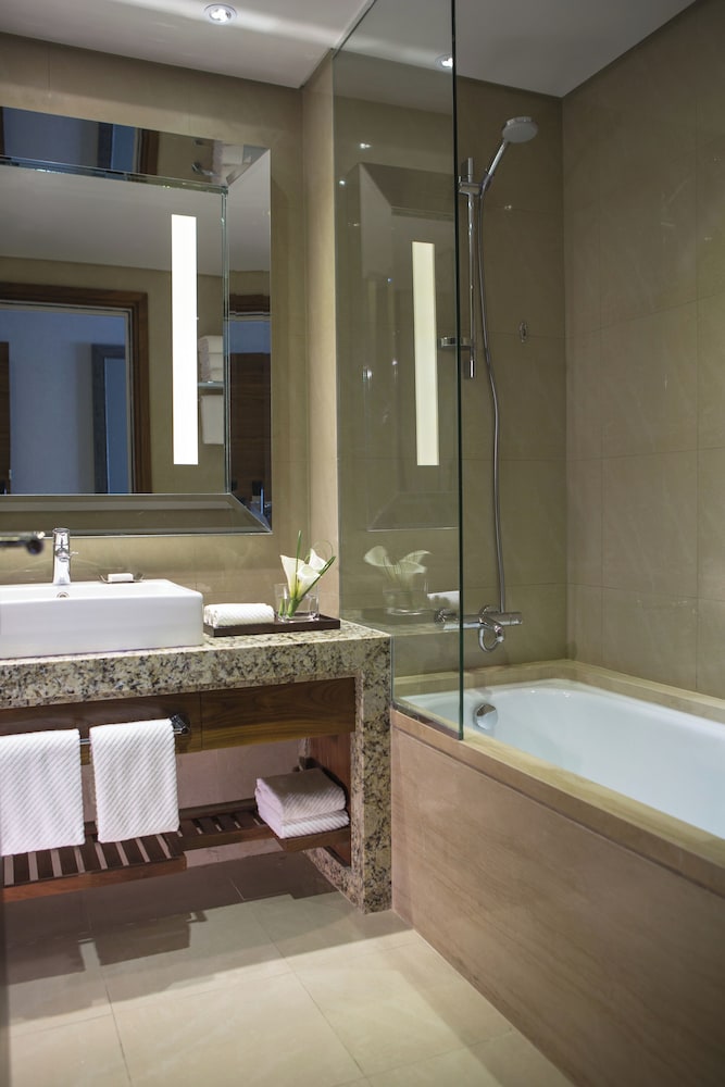 Executive Suite, 1 King Bed, Pool View thumbnail 6