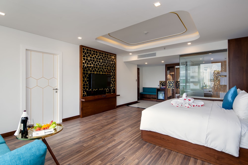 Executive King with City View - Photo 6