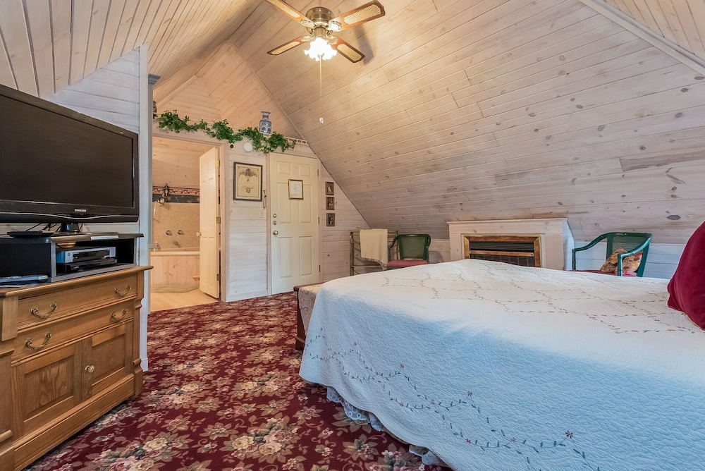 Luxury Suite, 1 Queen Bed, Jetted Tub (Northern Spy) photo 2