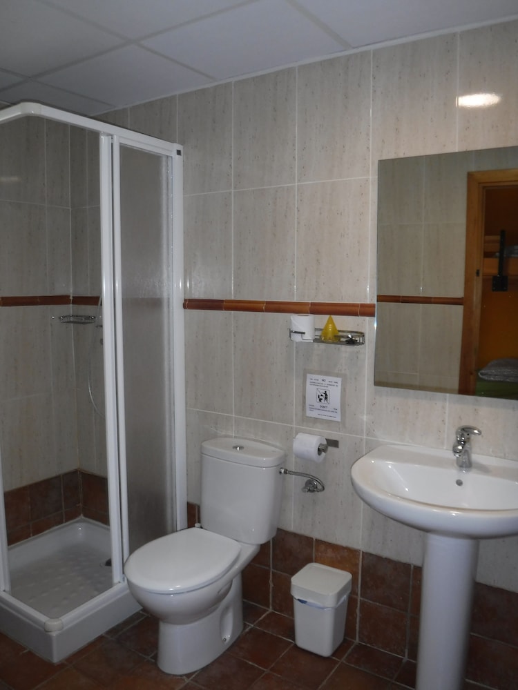 Shared Dormitory, Mixed Dorm, Shared Bathroom (1 bed in a room of 6 - Colungo) photo 3