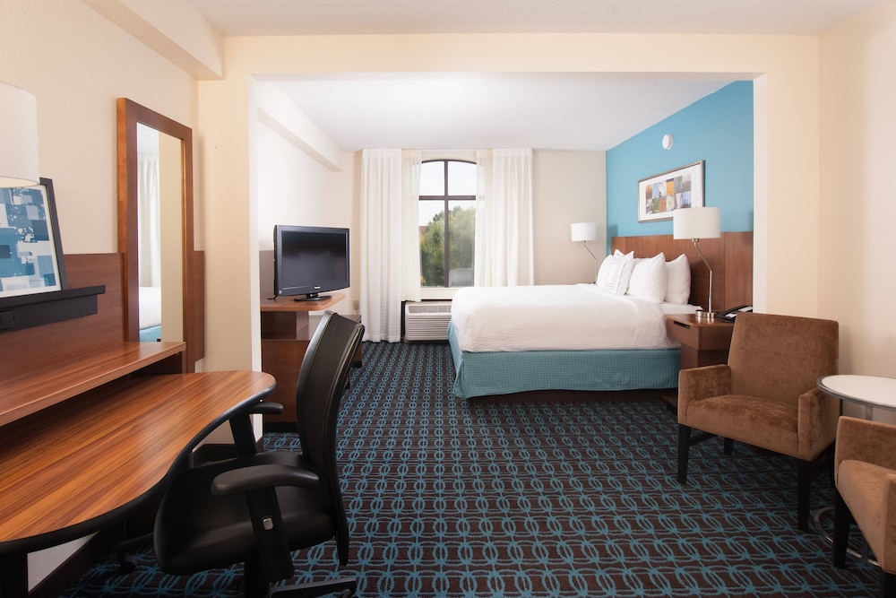 Room, 1 King Bed (Mobility/Hearing Access, Roll-In Shwr) - Photo 3