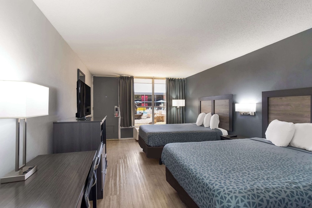 Standard Room, 2 Double Beds, Smoking - Photo 6