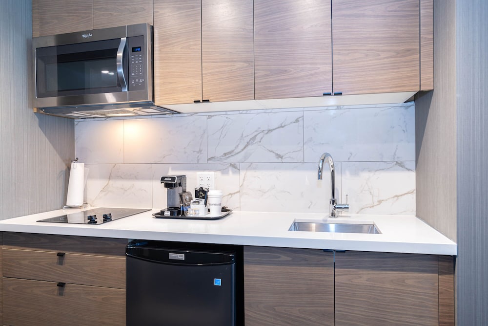 Signature Suite, 1 King Bed with Sofa bed, Kitchenette thumbnail 6