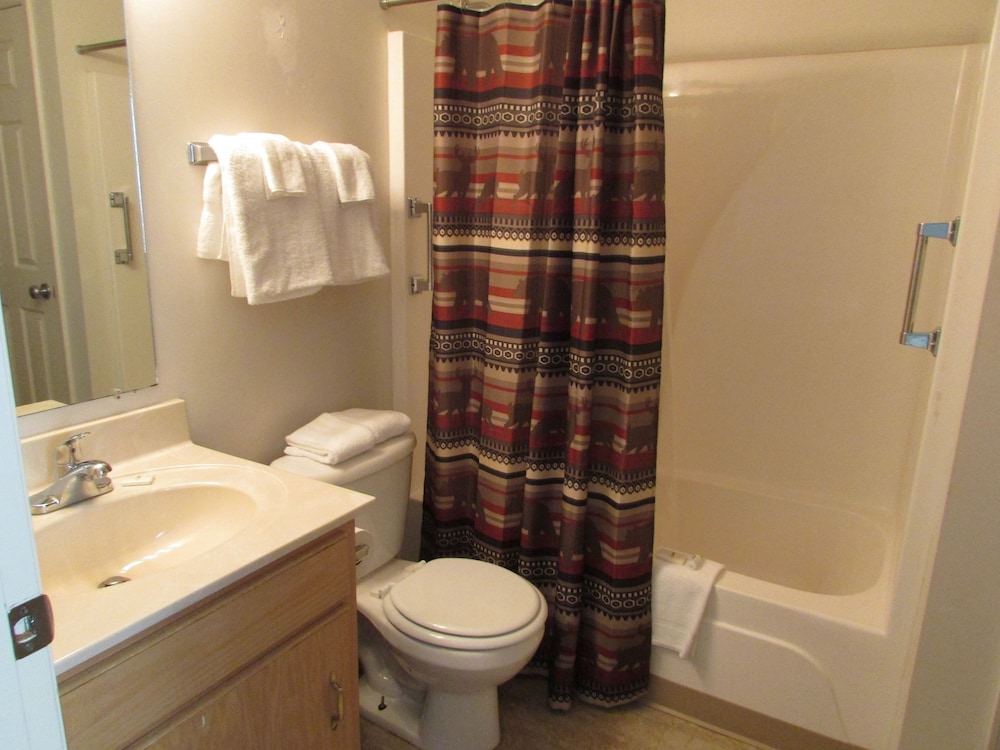 Suite, 1 King Bed, Kitchen photo 3
