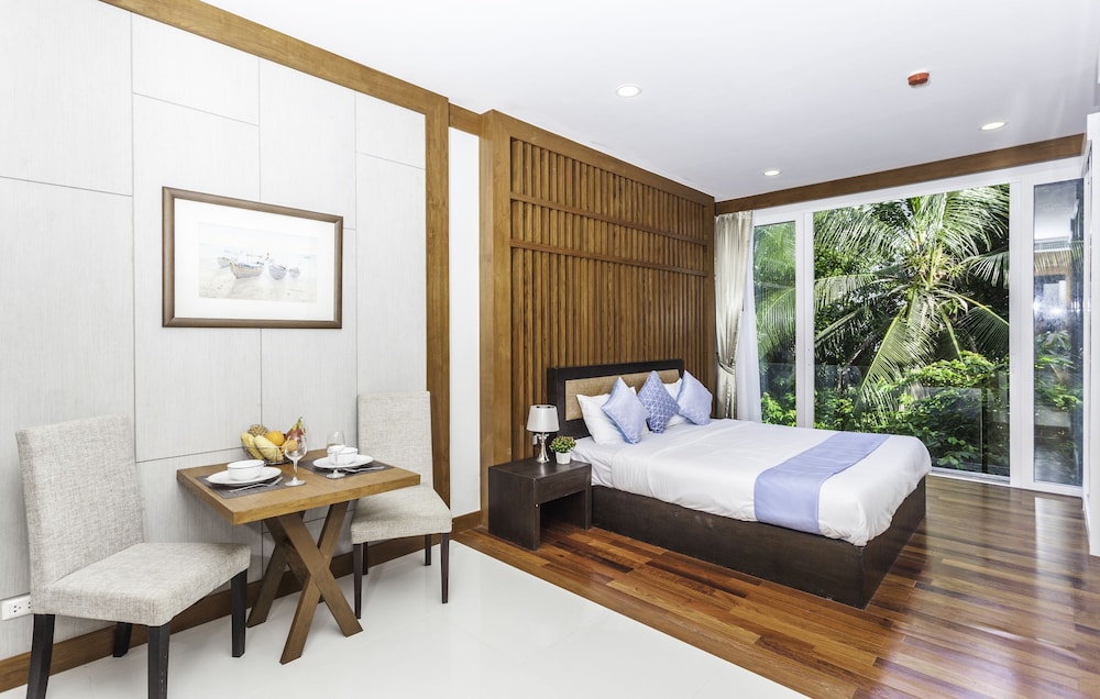 Superior Studio, 1 King Bed, Non Smoking photo 2