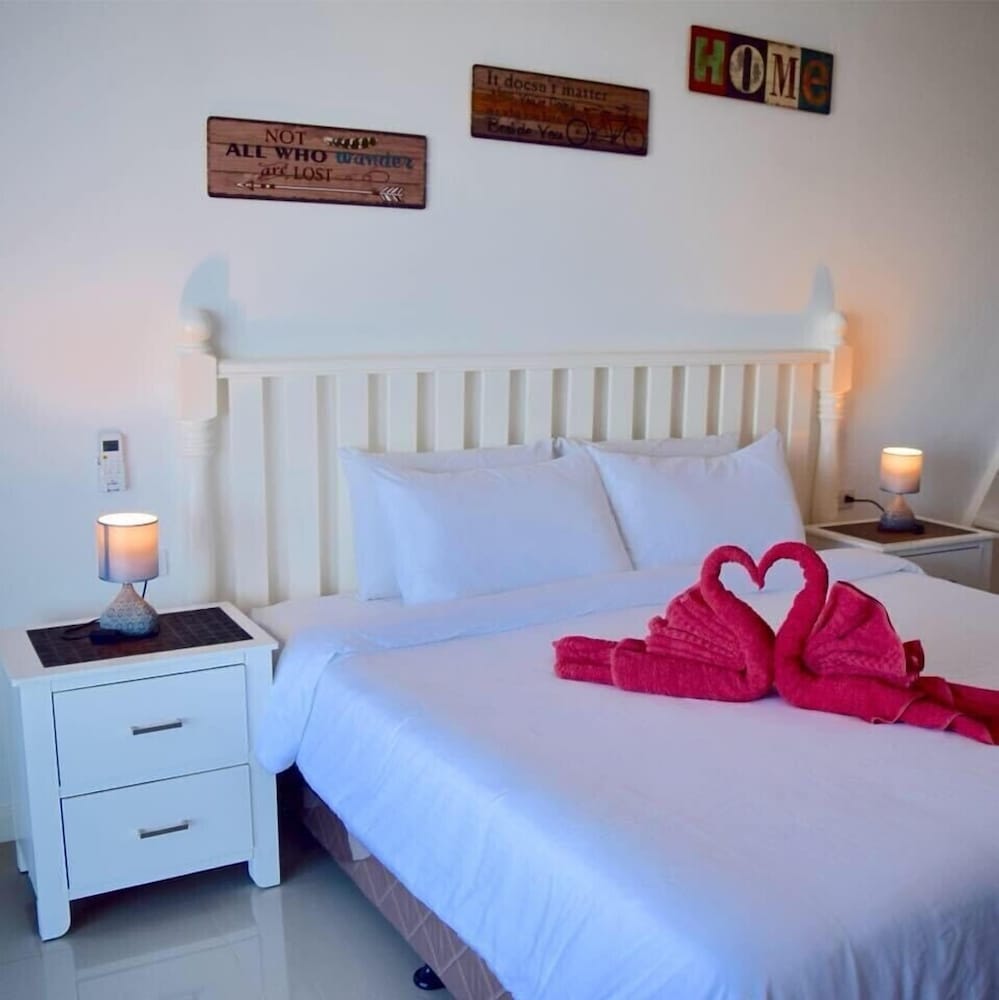 Executive Studio Suite, 1 King Bed, Non Smoking, Pool View