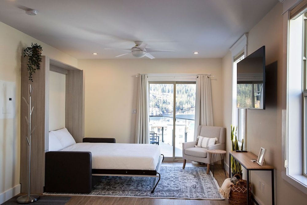 Deluxe Suite, 1 Bedroom, Balcony, Lake View photo 3