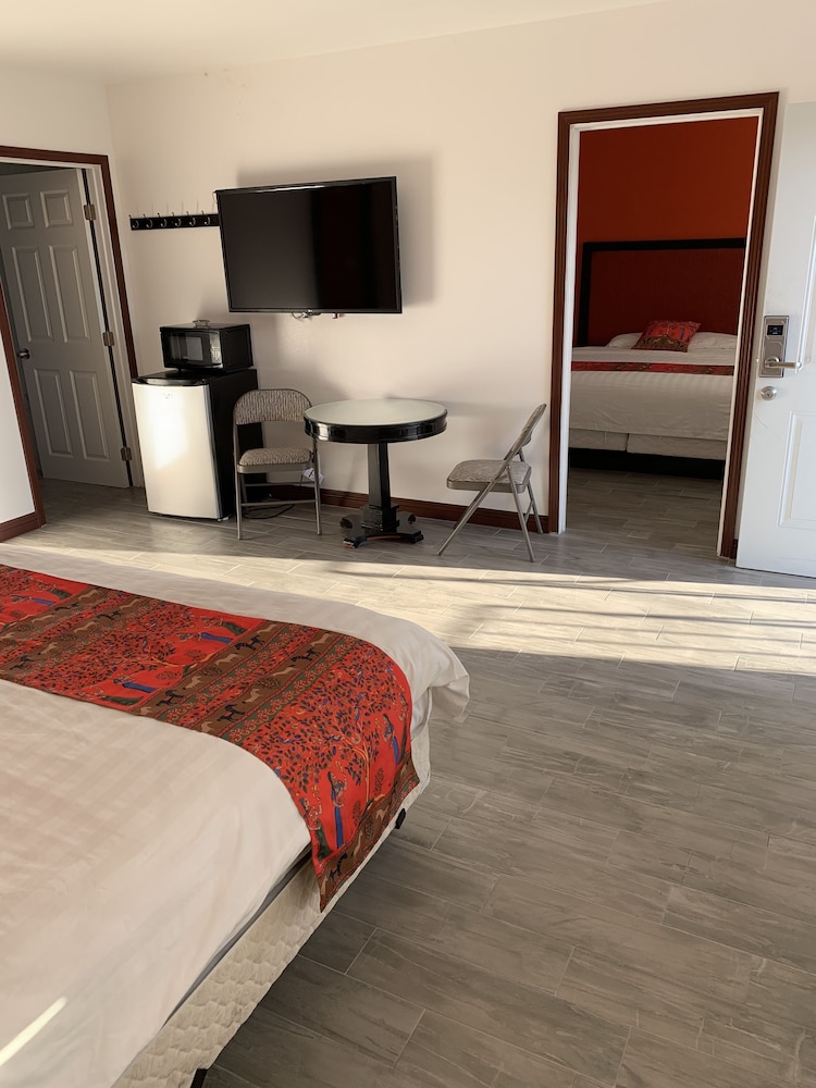 remodeled 2 king beds, suites photo 1