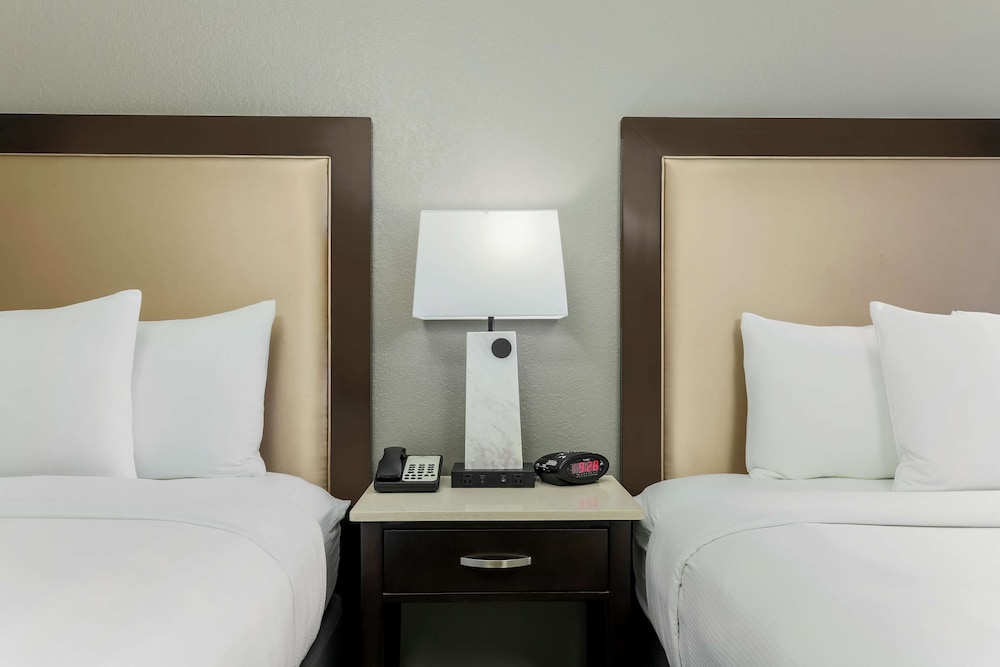 Room, 2 Queen Beds, Accessible, Bathtub