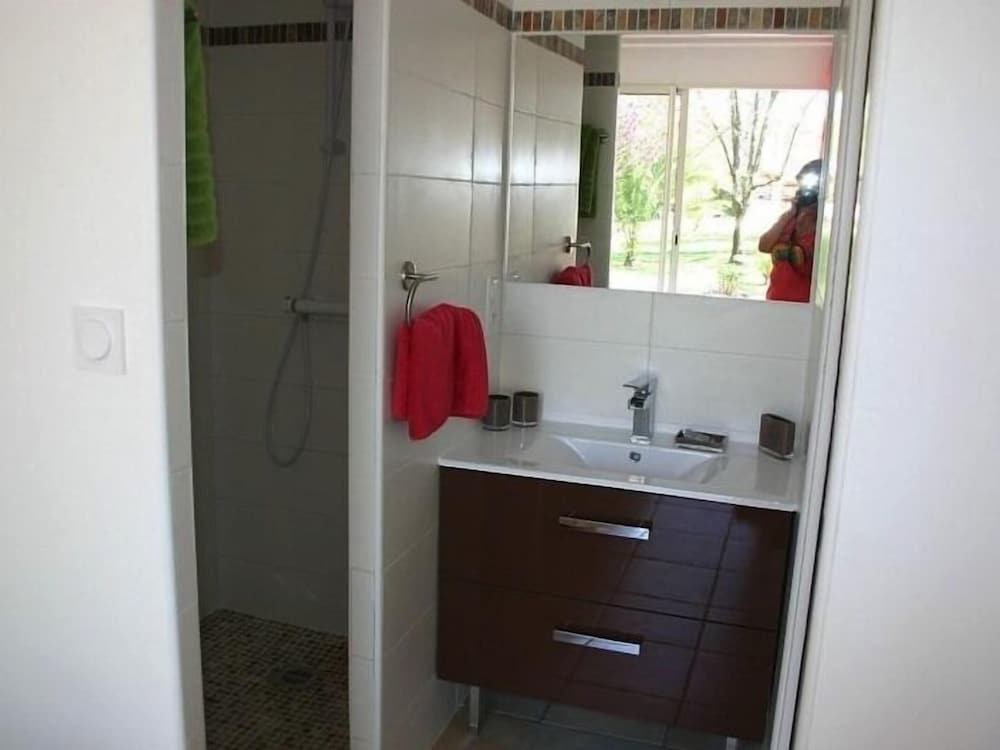 Double Room, Private Bathroom (Chambre Coquelicot) photo 3