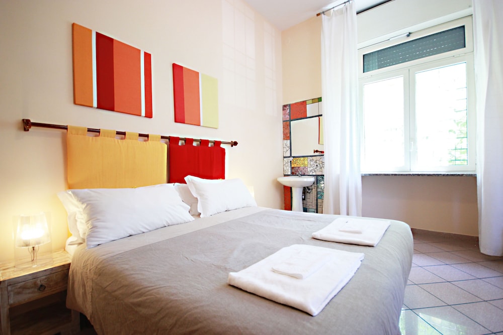Classic Double Room, Shared Bathroom photo 2