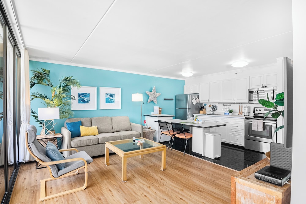 Premium Remodeled Condo with Ocean View and Parking: Premium Apartment, 1 King Bed with Sofa bed, Kitchen, Ocean View (0168) photo
