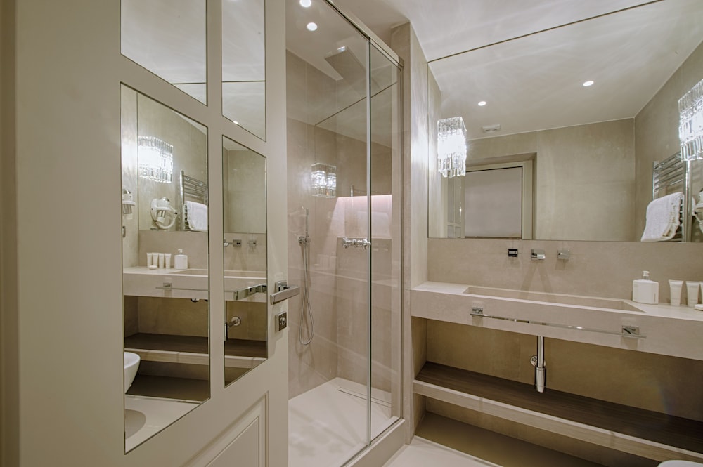 Classic Double Room thumbnail 5