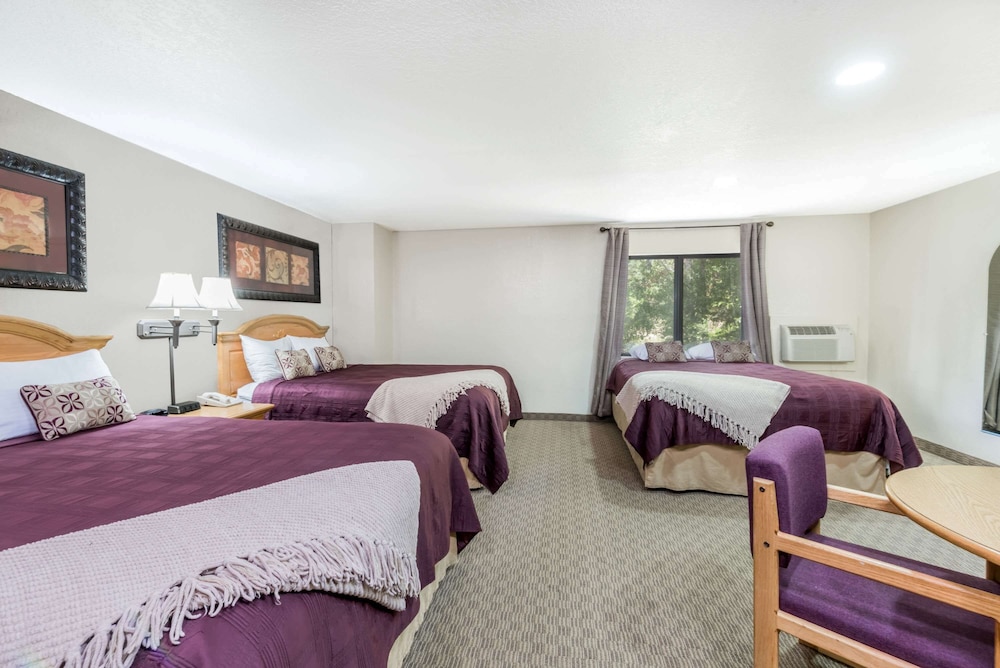 Deluxe Room, Multiple Beds, Non Smoking