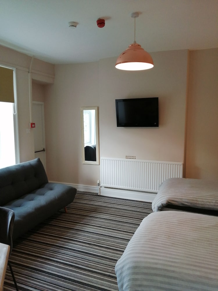 Triple Room With Adjoining Private Bathroom photo 2