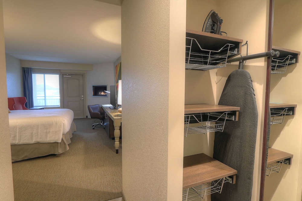 Deluxe Room, 1 King Bed, Accessible, Balcony (Hearing) photo 1