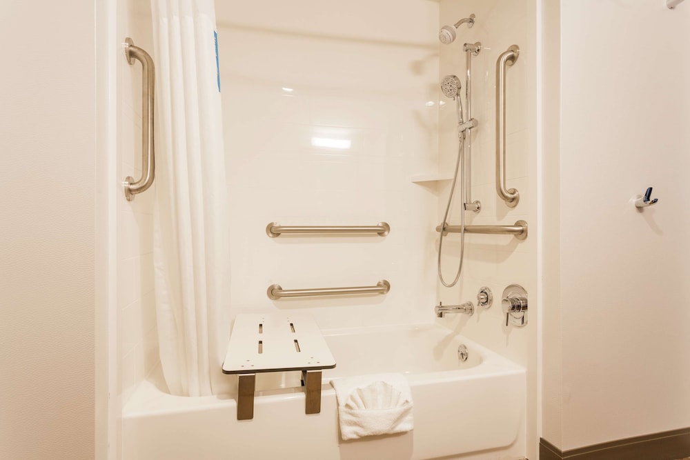 Room, 1 King Bed, Accessible, Bathtub photo 3