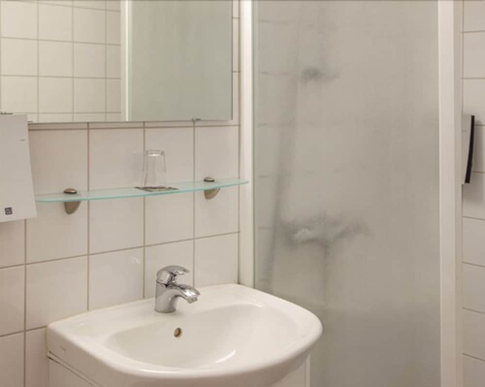 Standard Room, 1 King Bed, Non Smoking, Bathtub (with Sofabed) - Photo 4