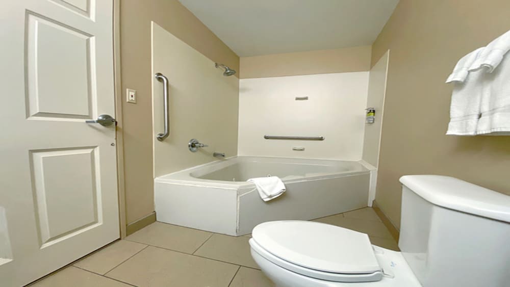 Suite, 1 King Bed - Photo 2