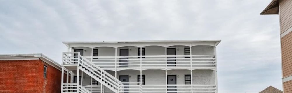 OCEAN FRONT with 2 Queen Beds, Full Kitchen, Ground Level photo 1