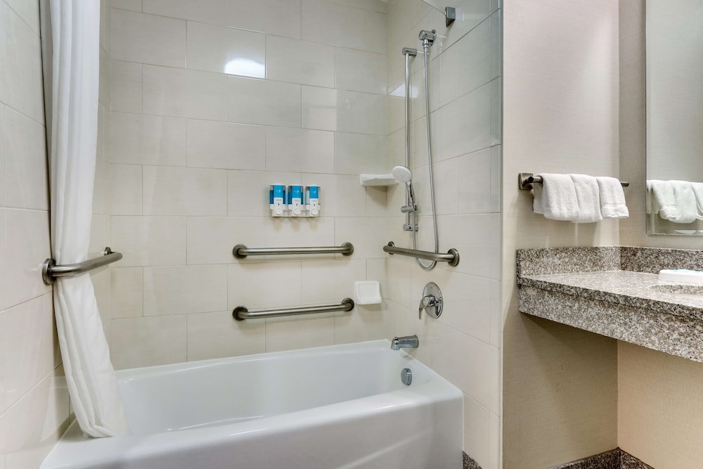Deluxe Suite, 2 Queen Beds, Refrigerator & Microwave (Sofabed, 2 Rooms, Tub)