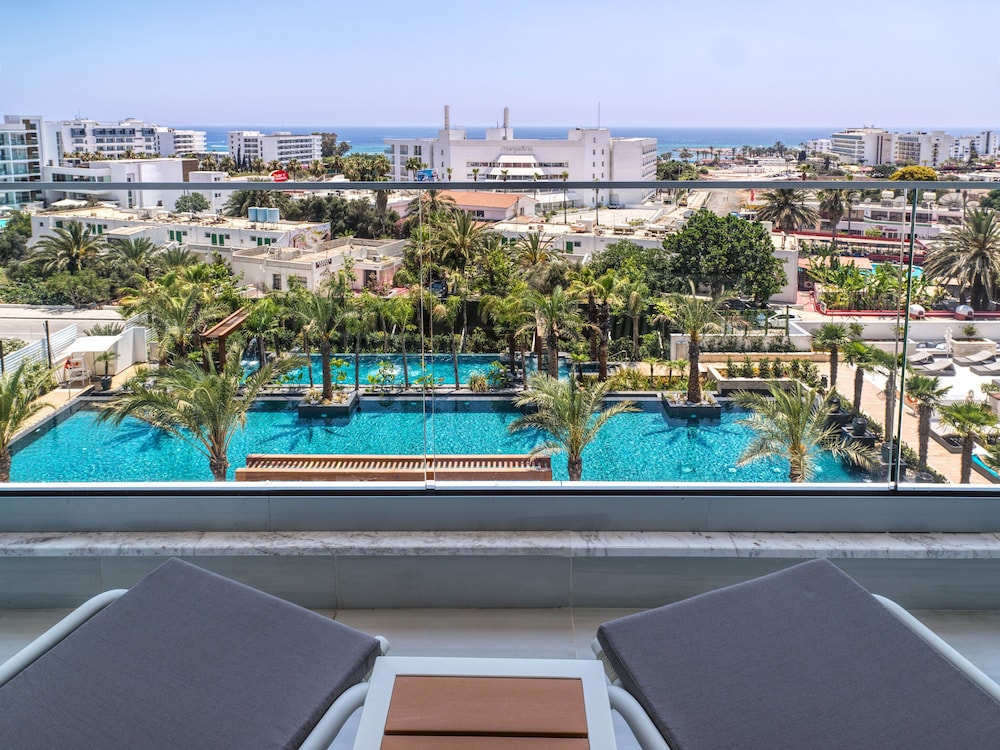Deluxe Room, Pool View - Photo 11