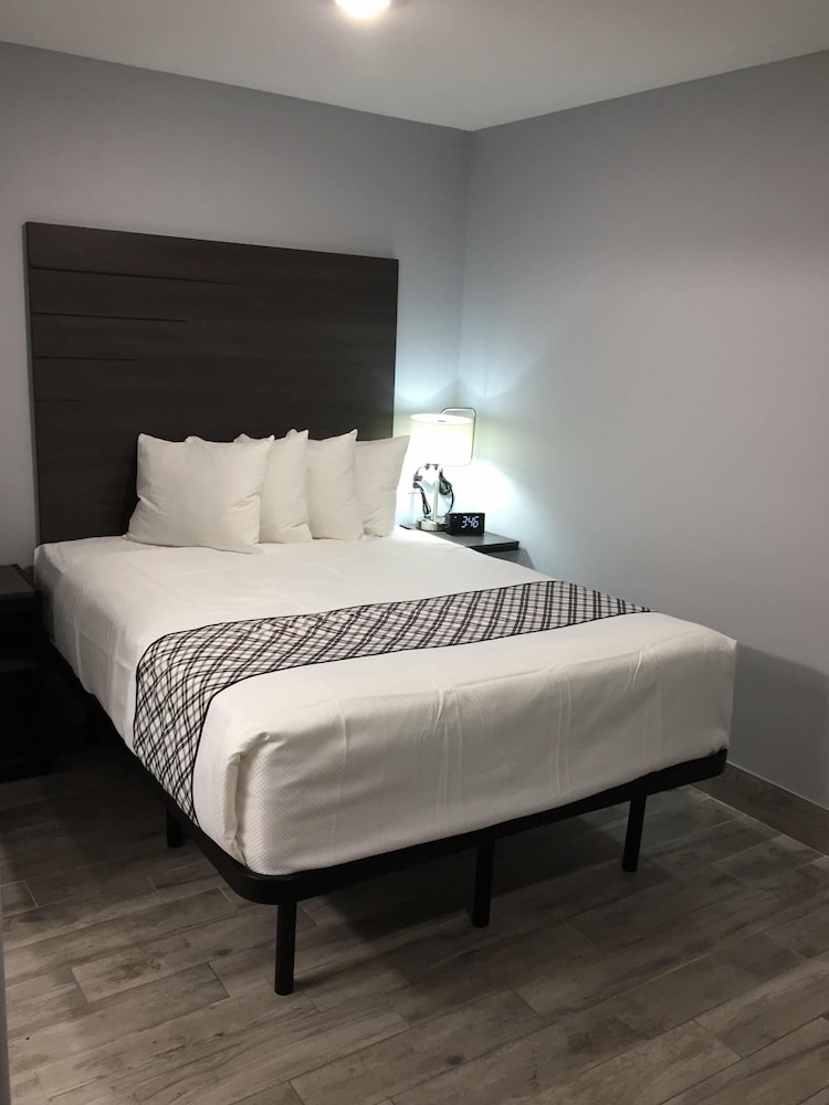 Standard Single Room, 1 Queen Bed, Non Smoking photo 1