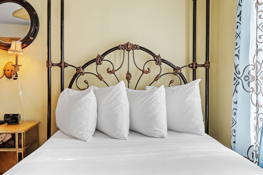 Room, 1 Queen Bed, Accessible - Photo 2